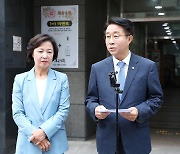 국회의장 경선, 추미애·우원식 ‘양자 대결’로···후보들 사퇴에 당내선 “보이지 않는 손” 비판