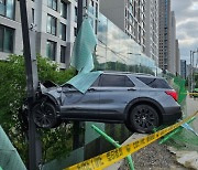강남서 SUV가 중앙선 넘어 아파트 방음벽 돌진…4명 부상