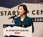 K-스타트업 도쿄 개소식에서 축사하는 오영주 중소벤처기업부 장관