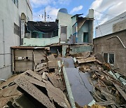 부산 전통시장 내 3층짜리 빈집 무너져…철거 예정