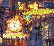 서울 도심 수놓은 5만 연등행렬… 부처 자비정신 기리며 하나되다