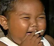 하루에 담배 40개비 피우던 2세 아이, 반전 근황 공개 [핫이슈]