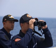 필리핀 "중국, 남중국해에 새 인공섬 짓는 듯···해양선 파견"