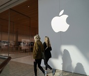 애플, AI폰 반격 준비··· 오픈AI·구글은 검색 '정면대결'