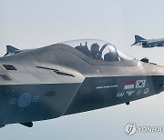 편대 비행 실시하는 팬텀과 KF-21