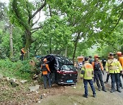 사천서 가족 탄 SUV가 나무 들이받아…2명 사망·2명 경상