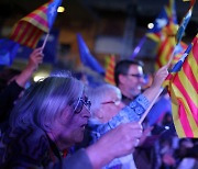 카탈루냐의 독립 지지자들이 시위를 벌이고 있다