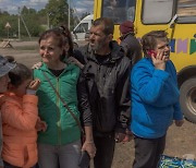 [포토]우크라 수복지 하르키우 주민들 2년만 다시 피난
