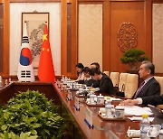 왕이 중국 외교부장과 회담하는 조태열 외교부 장관