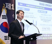 안덕근 산업부 장관 “韓 경제 ‘허리’ 중견기업 지원 강화…'성장사다리’ 정책 상반기 수립”