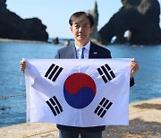 조국 독도행에 일본 "극히 유감… 영토 수호 결의로 대응"