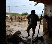 아프간, 홍수에 속수무책… 물·진흙에 휩쓸려 300명 넘게 사망