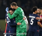 '이강인과 최대 4년 더 같이 뛴다'...PSG, 주전 GK와 재계약 협상 '돌입'→"2028년 또는 2029년까지"