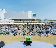 ‘청바지+티셔츠 차림’ 윤상현 콜마홀딩스 부회장, “세종공장은 콜마의 심장”