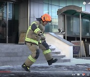 춤추다 전봇대에 쾅… 충주맨도 웃긴 ‘소방관 삼촌’