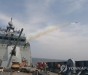 해룡 전술함대지유도탄 발사하는 전북함