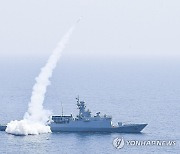 해룡 전술함대지유도탄 발사하는 전북함