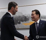 슬로바키아 외교부 장관과 악수하는 김영호 장관