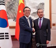 한중, 베이징서 외교장관회담…"한중일 정상회의 성공개최 협력"