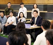 尹 “노동약자 지원보호법 제정…노동시장 이중구조 방관 어려워”(종합)