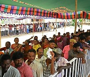 [포토]인도 총선 4차 투표…유권자 긴 줄