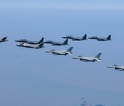 편대비행 하는 공군 전투기들