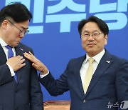 박찬대 원내대표 예방…5·18 배지 선물하는 강기정 광주시장