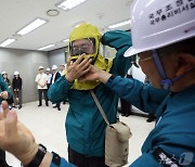 방독면 착용하는 한덕수 국무총리, 민방공 대피훈련은 실전처럼...