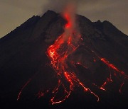 [포토]'불의 고리'의 중심 인니 메라피화산 용암 분출