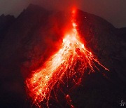 [포토]시뻘건 용암을 토해내는 인니 메라피 화산