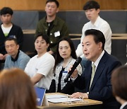 尹 "우리 사회도 노동법원 설치할 단계…노동 약자 위한 법안 제정"(종합)