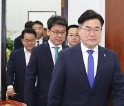 尹 “라인 사태 반일몰이”에… 민주당 “어느 나라 대통령인가”