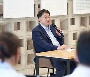 이우현 OCI 회장 "美·동남아 대상 제약사 인수 검토"