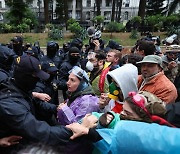조지아 ‘언론 입틀막’ 반대 시위에 물대포·최루탄 등 폭력 진압