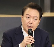 尹 "노동약자 지원법 제정…양극화 해결 국가적 과제"
