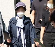 ‘윤 대통령 장모’ 최은순씨 299일 만에 가석방 출소