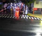 “비내리는 새벽인데, 도로에 멈춘 수상한 차량”…CCTV에 ‘딱’ 걸렸다