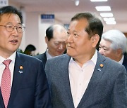 국무회의 입장하는 박성재-이상민