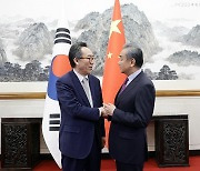 베이징에서 만난 조태열 외교장관과 왕이 중국 외교부장
