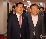 국무회의 입장하는 박성재 장관과 이상민 장관
