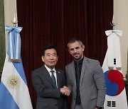 아르헨티나 하원 의장과 악수하는 김진표 의장