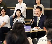 尹대통령 "노동약자 지원보호법 제정…국가가 더 책임지겠다"