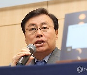 인사말하는 도종환 시인