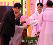 [포토]봉축법요식, '헌등하는 윤석열 대통령'