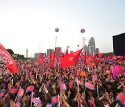 北 김정은, 딸 주애와 '전위거리' 야간 준공식 참석