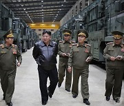 북한 김정은, 중요무장장비 생산실태 점검…연일 군사 부문 행보
