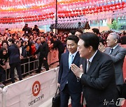 尹 "부처님 마음 새기며 국정에 최선…민생 꼼꼼하게 챙길 것"(종합)