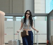 한예슬, ♥10살 연하와 신혼여행 떠났다…'힙 끝판왕' 공항 패션 완성
