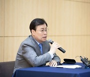 도종환 前장관 새 시집 "정치인 역할 다시 주어질지 알수 없어"