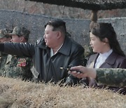 김정은, 딸 주애와 평양 전위거리 준공식 참석